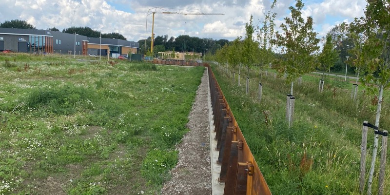 Funderingsbalk met stalen wapening langs een bouwkavel