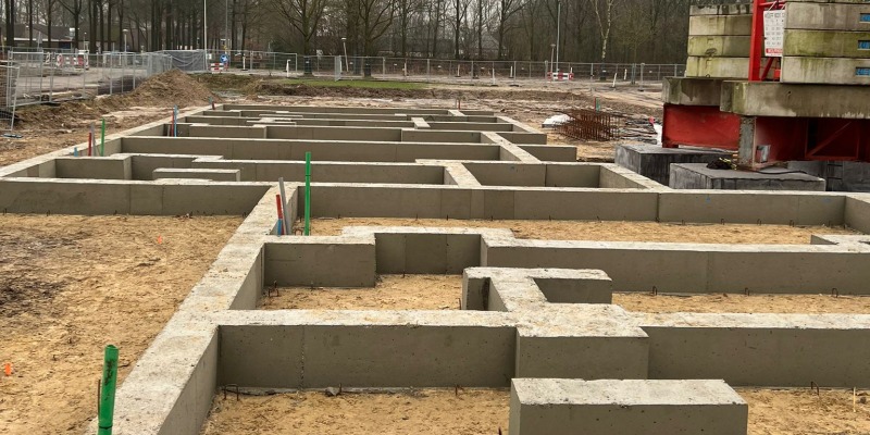 Betonnen funderingsmuren van een nieuw aangelegde fundering op staal