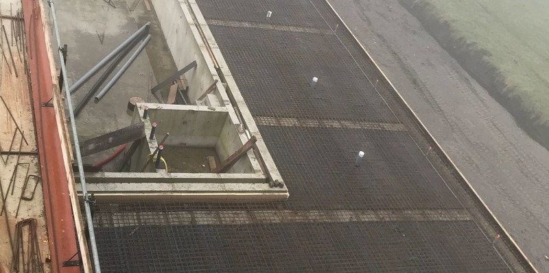 Gewapende betonfundering met bekisting op de bouwplaats
