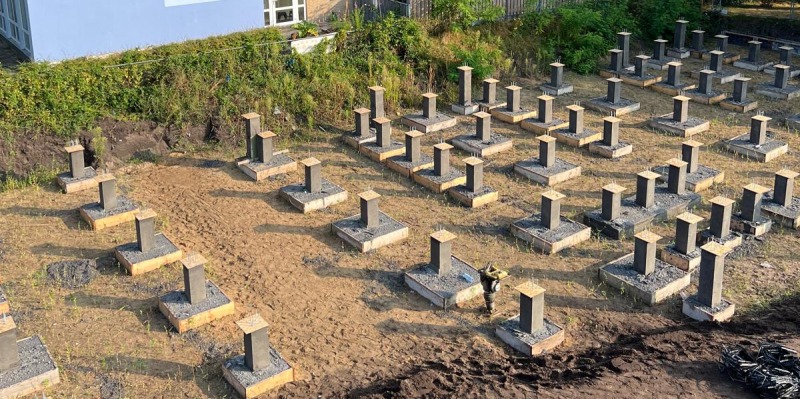 Betonnen poeren van een poerenfundering op een bouwlocatie
