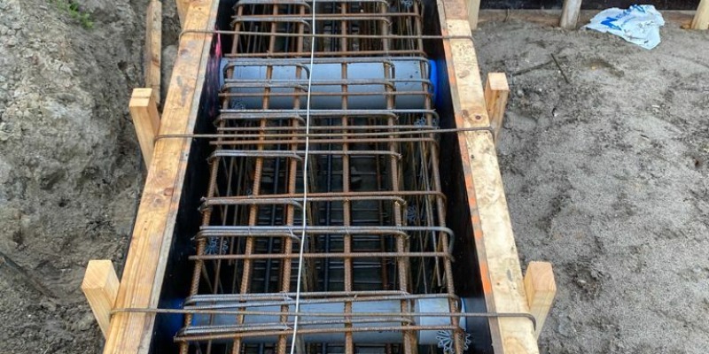 Strokenfundering met wapening in bekisting, klaar om te storten