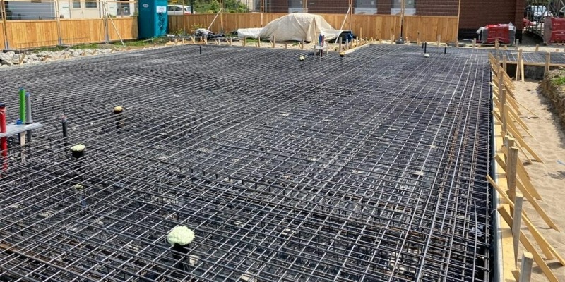 Wapeningsnet van een funderingsplaat vóór het storten van beton
