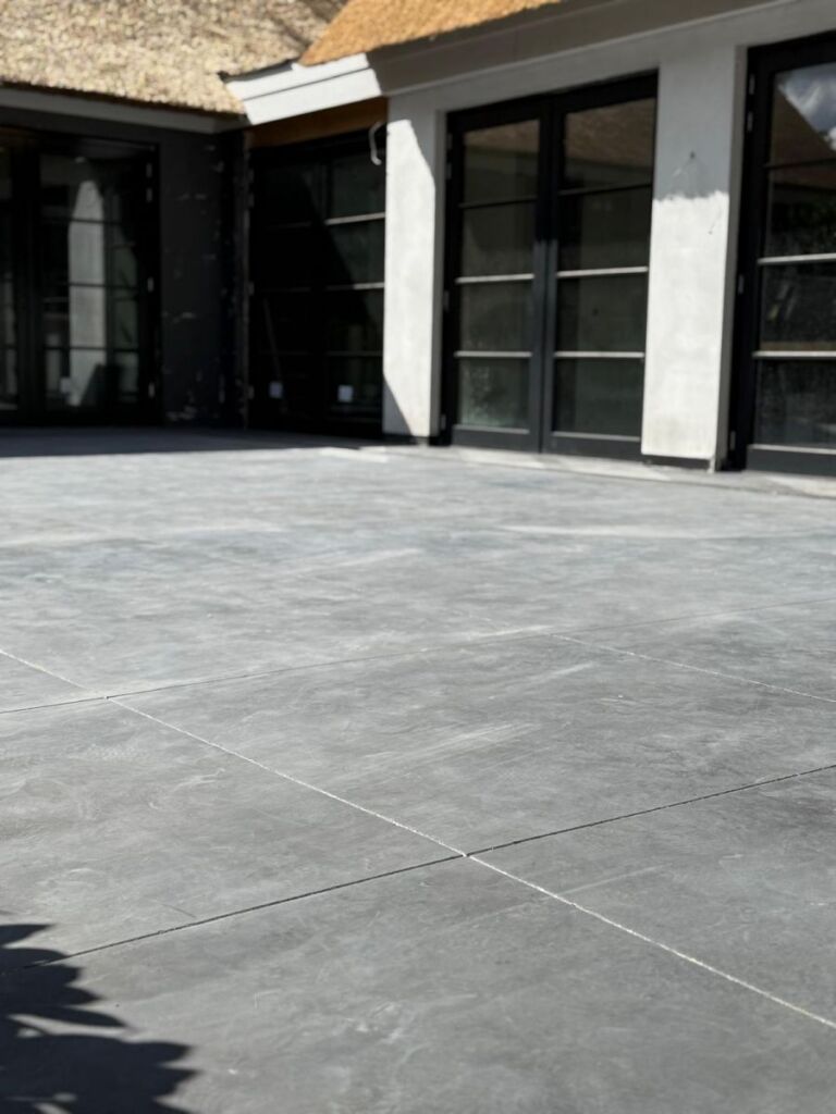 Strak gevlinderde betonvloer buiten, naadloos en vlak gestort